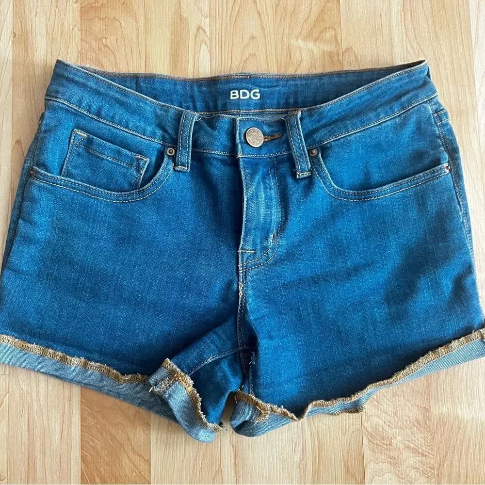 BDG Urban Outfitters Mid Rise Shortie Jean Shorts Women’s 27